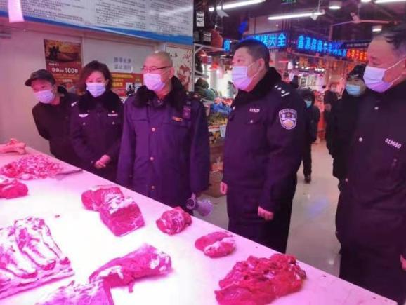 近日,香坊区市场监督管理局联合香坊公安分局对百姓关注的食用农产品